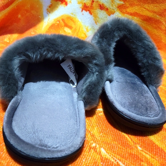 Isotoner Grey faux fur slippers.. Size US 7.5 -8..(NWOT) - Picture 2 of 4